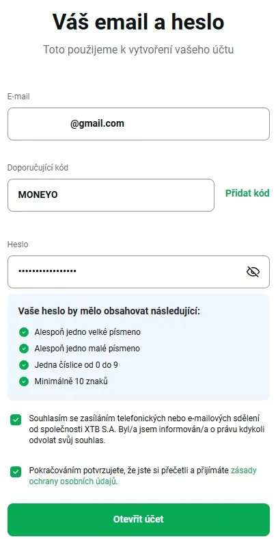 První krok registrace XTB s e-mailem, heslem a ručně zadaným doporučujícím kódem MONEYO